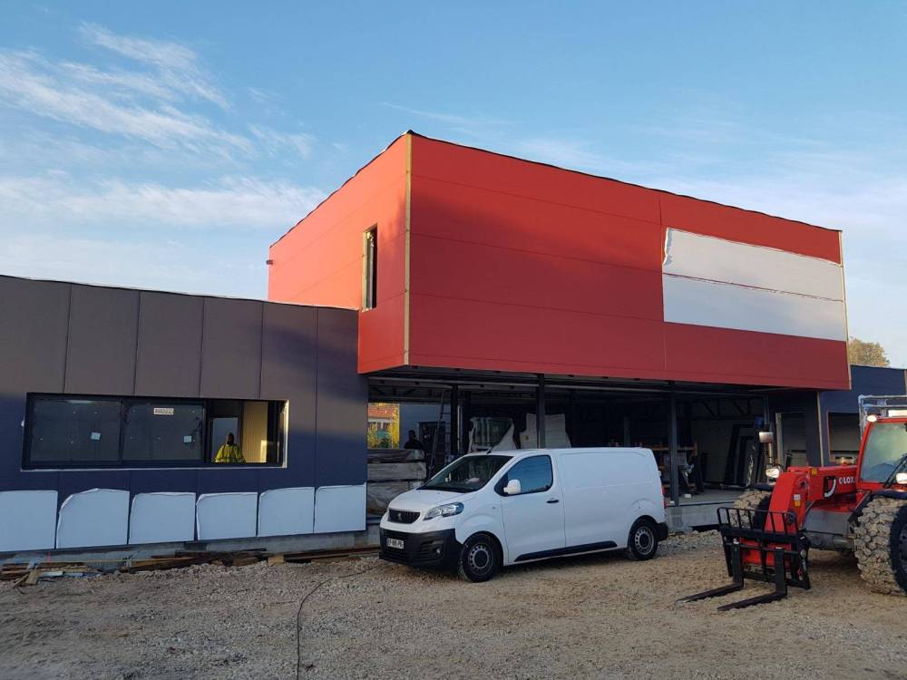 professionnel batiment rouge